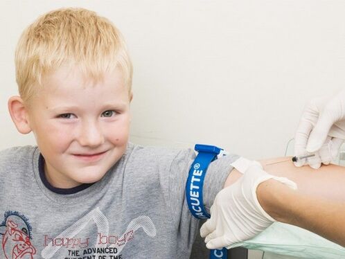 Dieťa daruje krv na rozbor v prípade podozrenia na infekciu parazitmi