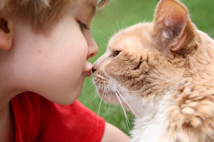 Každé dieťa sa môže nakaziť červami pri kontakte so zvieratami. 