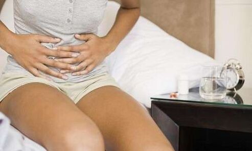 bolesť v bruchu ženy spôsobená prítomnosťou parazitov